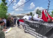 Sejumlah Massa Demonstrasi di Depan Kantor KPU Bojonegoro