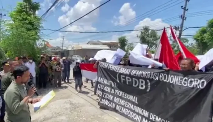Sejumlah Massa Demonstrasi di Depan Kantor KPU Bojonegoro