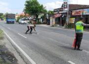 Meminimalisir Terjadi Kecelakaan, Polsek Balen Beri Tanda Cat Putih di Lubang Jalan