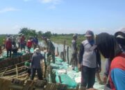 Babinsa Koramil Kanor Bojonegoro Bantu Penutupan Tanggul Jebol di Kedungprimpen