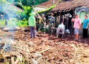 Babinsa Koramil Sugihwaras Bojonegoro Bersihkan Reruntuhan Rumah di Metales Siwalan
