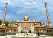 Pj Bupati Adriyanto Tunaikan Sholat Jum’at Perdana, di Masjid Wisata Religi