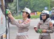 Aksi Simpatik Polisi di Pos Pelayanan Nataru Terminal Purabaya