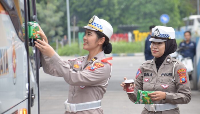 Aksi Simpatik Polisi di Pos Pelayanan Nataru Terminal Purabaya