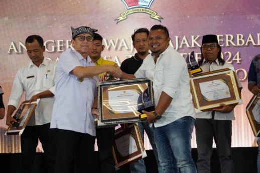 Bertabur Penghargaan di Anugerah Wajib Pajak Terbaik dan Desa Teraktif 2024 Kabupaten Bojonegoro