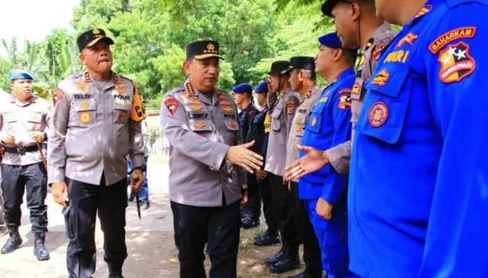 Kapolri Tinjau Posko Pengungsi Erupsi Gunung Lewotobi di NTT