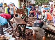 Babinsa Koramil Kepohbaru Bojonegoro dan Warga Gotong Royong Bersihkan Reruntuhan Gedung SDN Pejok