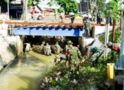 Bersama Masyarakat Mejuwet dan Pohwates, Babinsa Kodim Bojonegoro bersih-bersih Sampah Kali Rancang