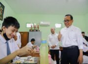 Menko PMK Pratikno Tinjau Pelaksanaan Makan Bergizi Gratis di Sekolah Luar Biasa