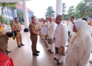 Pimpin Apel, Pj. Wali Kota Batu Sematkan Lencana Hakaryo Guno Mamayu Untuk 32 ASN Berprestasi