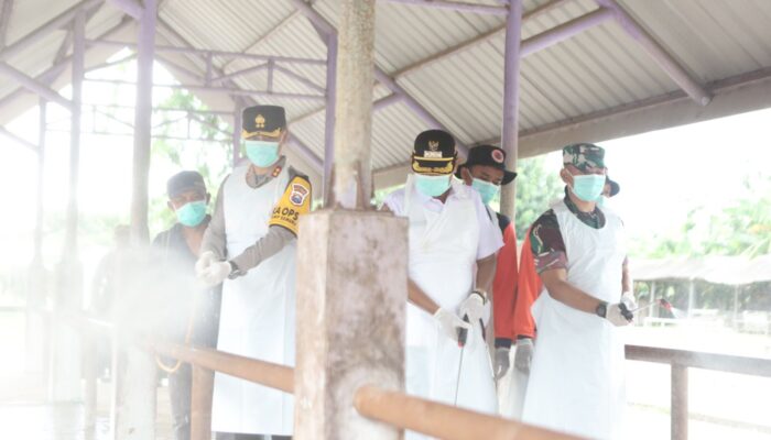 Antisipasi Pencegahan PMK Kapolres Lamongan Bersama Forkopimda Laksanakan Vaksinasi, Sosialisasi PMK, dan Desinfeksi