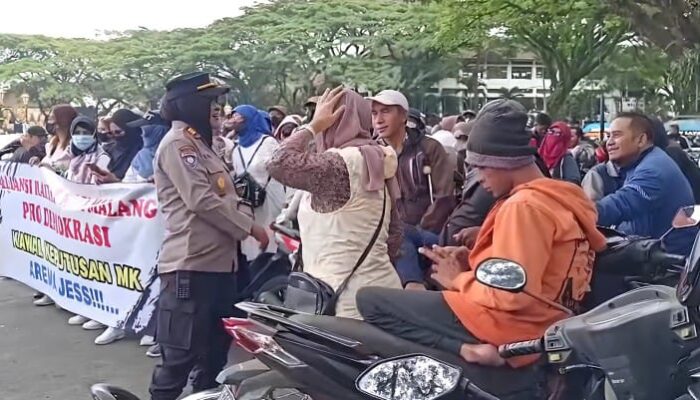Polresta Malang Kota Kawalan Aksi Unjuk Rasa Dengan Humanis