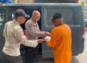 Sihumas Polres Nganjuk Berbagi Nasi Bungkus Untuk Warga
