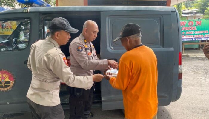 Sihumas Polres Nganjuk Berbagi Nasi Bungkus Untuk Warga