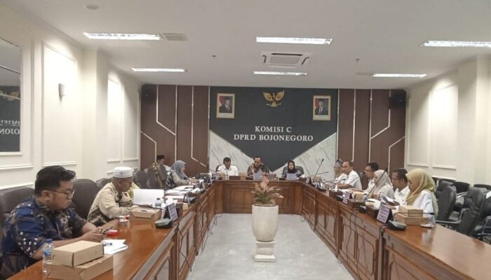 Rapat Kerja Pansus III Bahas Penyempurnaan Raperda Penyelenggaraan Kearsipan
