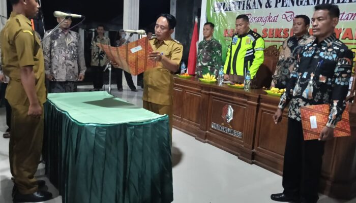 Kades Jamberejo Pimpin Pelantikan Perangkat Baru