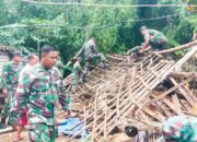 Babinsa Kepohbaru Bojonegoro dan Warga, Gotong Royong Bersihkan Material Rumah Roboh di Desa Brangkal