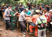 Polres Jombang Bersama TNI, Bantu Pencarian Korban Tanah Longsor