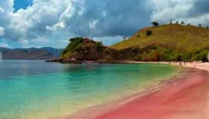 Menikmati Pesona Pantai Tiga Warna di Malang
