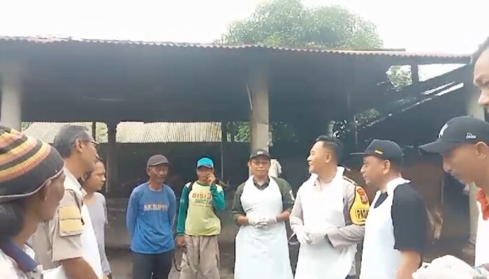 Kapolsek Ngasem Kawal Dinas Peternakan Kabupaten Kediri Untuk Vaksin Ternak