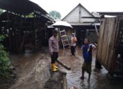 Banjir Terjang Plosoklaten, Polisi Respon Cepat Datangi Lokasi Hingga Pasang Police Line