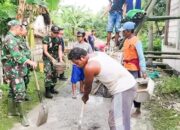 Anggota Koramil 03/Balen Kodim 0813 Bojonegoro Karya Bakti Cor Atap Musholla bersama Warga Desa Lengkong