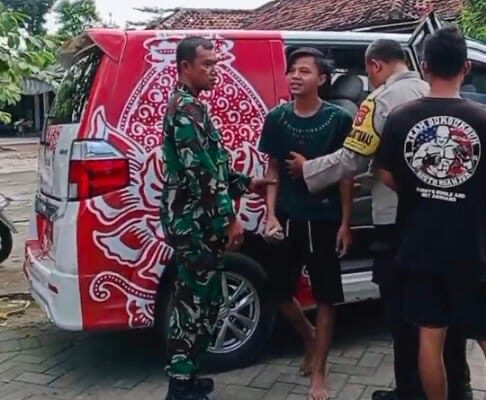 Bhabinkamtibmas Desa Klurahan dan Gepenta Evakuasi Warga ODGJ ke RS Menur Surabaya