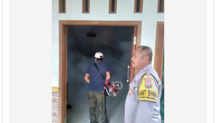 Antisipasi DBD, Polsek Ringinrejo Polres Kediri Monitoring Fogging di Desa Deyeng
