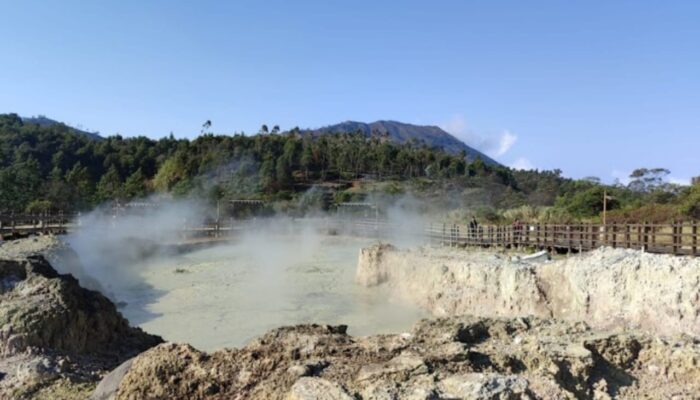 Menikmati Keindahan Kawah Sikidang Saat Berwisata ke Dieng