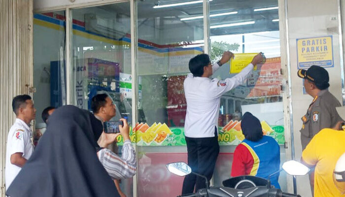 Pemkab Bojonegoro Pasang Stiker Toko Modern Berjejaring, Tanda Lengkap Kantongi Izin