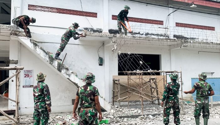 Gotong Royong bersama Warga, Babinsa Kanor Bojonegoro Bantu Renovasi Masjid Dusun Ager Ager