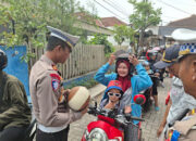 Polres Kediri Kota Beri Hadiah Helm SNI untuk Pengendara Roda Dua di Ops Keselamatan Semeru 2025