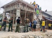 Babinsa Koramil Bubulan Bojonegoro Bantu Warga Ngorogunung Pasang Genteng Rumah