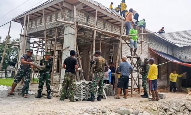 Babinsa Koramil Bubulan Bojonegoro Bantu Warga Ngorogunung Pasang Genteng Rumah