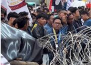 Ratusan Mahasiswa Gelar Aksi Demonstrasi di Gedung DPRD Jatim Menolak Efisiensi Anggaran