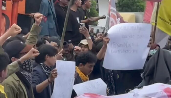 10 Tuntutan Dari Mahasiswa Yang Demo di Gedung DPRD Jawa Timur
