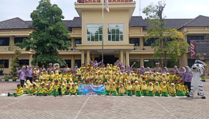 Anak-anak PAUD Ini Dikenalkan Pada Profesi Polisi Sejak Dini