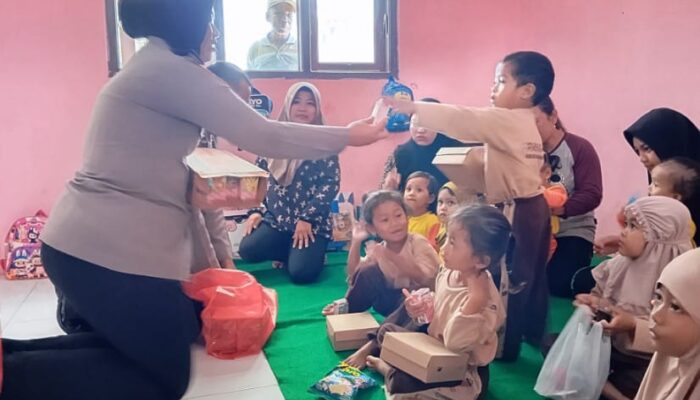 Polres Nganjuk Salurkan 100 Paket Makanan Bergizi Gratis untuk Siswa SDN 1 Munung