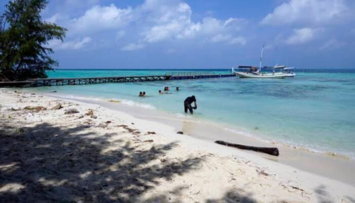 Menikmati Pesona Pulau Sintok di Karimunjawa