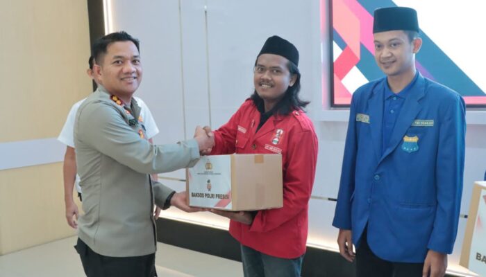 Polres Nganjuk dan Mahasiswa Salurkan 300 Paket Bantuan Sosial Menyambut Ramadhan