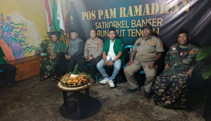 Sinergi Hangat di Malam Ramadhan: Kapolsek Gunung Anyar Apresiasi Pos Pam Banser Rungkut Tengah