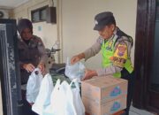 Polsek Gampengrejo Bagikan Takjil Kepada Pengguna Jalan Yang Melintas