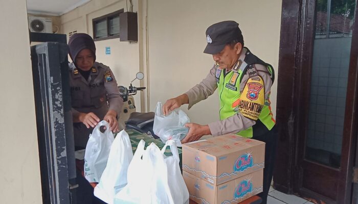 Polsek Gampengrejo Bagikan Takjil Kepada Pengguna Jalan Yang Melintas