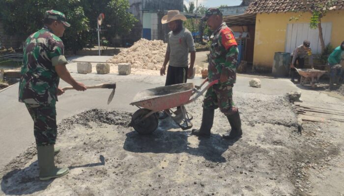 Bersatu Padu, Koramil Laren dan Rakyat Perbaiki Jembatan