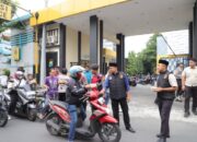 Polres Kediri Bagikan Takjil Untuk Pengguna Jalan