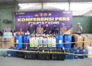 Grebek Pabrik Minuman Keras Oplosan, Polres Kediri Amankan 4 Tersangka dan Ratusan Botol Miras
