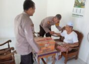 Berkah Ramadan: Kapolsek Kanor Jenguk Tokoh Agama, Salurkan Bansos di Desa Sarangan