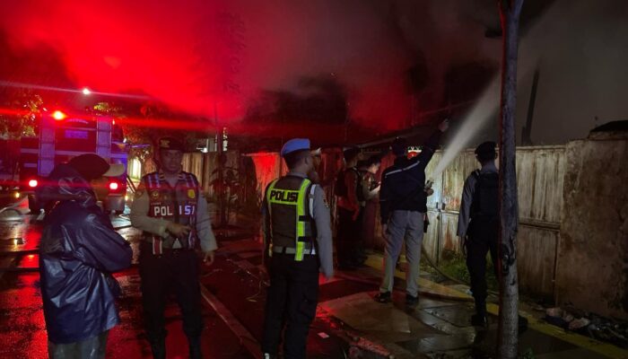 Kebakaran Gudang di Bojonegoro, Polres dan Damkarmat Tanggap Cepat Terhadap Laporan Warga