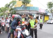 Berkah Ramadan: Kapolres Bojonegoro Borong Dagangan UMKM