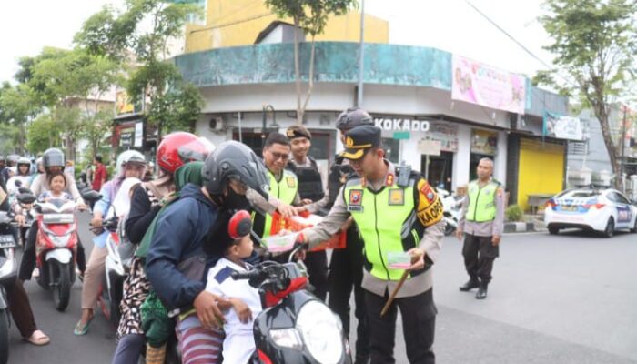 Berkah Ramadan: Kapolres Bojonegoro Borong Dagangan UMKM